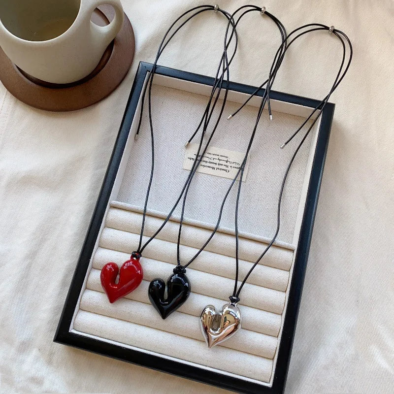 “Heart Pendant Necklace – Adjustable Pull-out Sweater Chain Accessory”