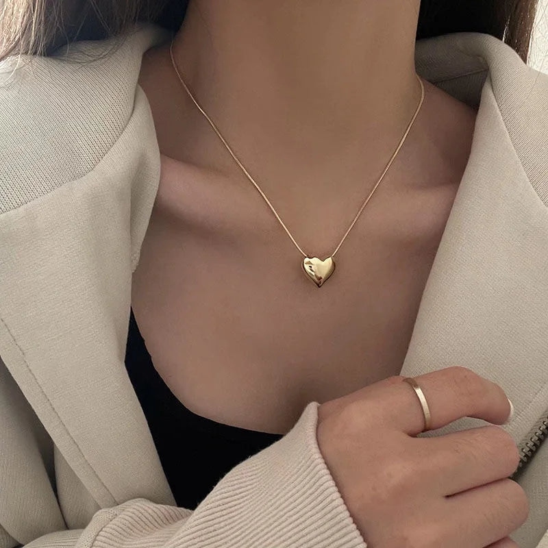 “Vintage Love Heart Pendant Necklace - Gold Metal Chain Choker, Trendy Jewelry for Women.”
