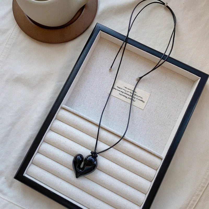 “Heart Pendant Necklace – Adjustable Pull-out Sweater Chain Accessory”