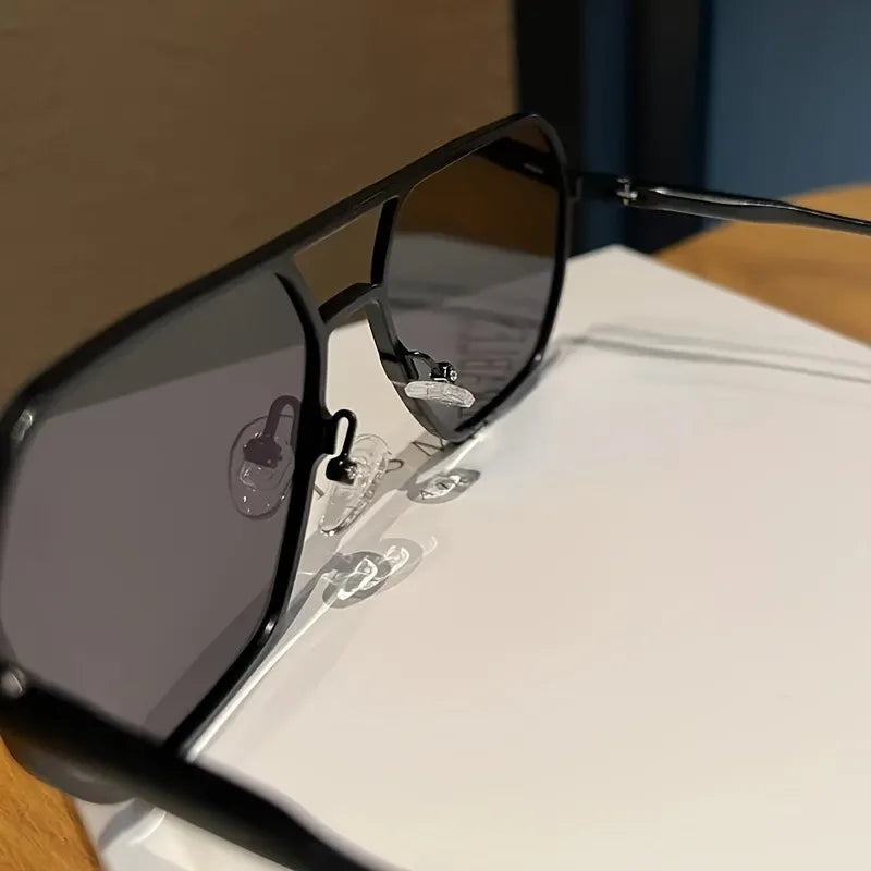 “Square polarized photochromic glasses with metal frame, ideal for driving.”
