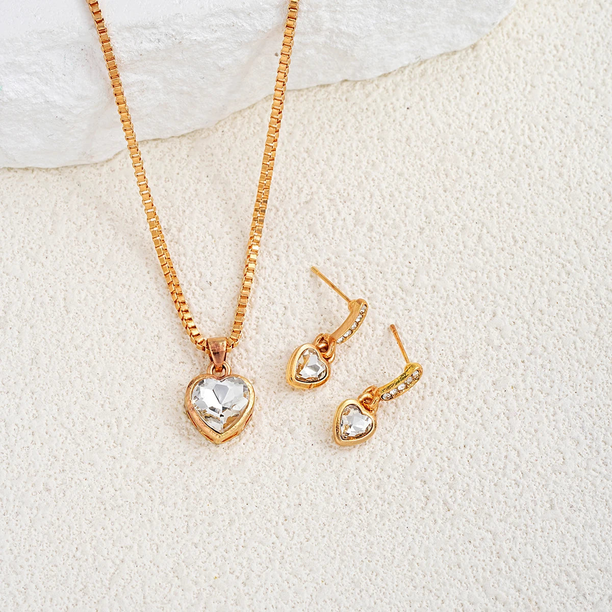 “3-piece heart pendant jewelry set: earrings and necklace with rhinestones, exquisite gift.”