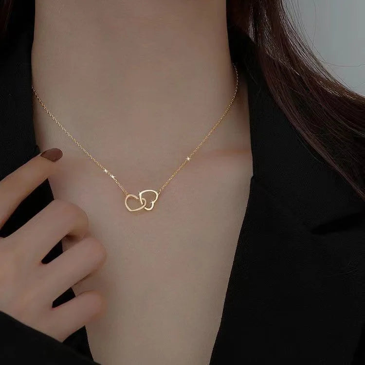 “Vintage Love Heart Pendant Necklace - Gold Metal Chain Choker, Trendy Jewelry for Women.”