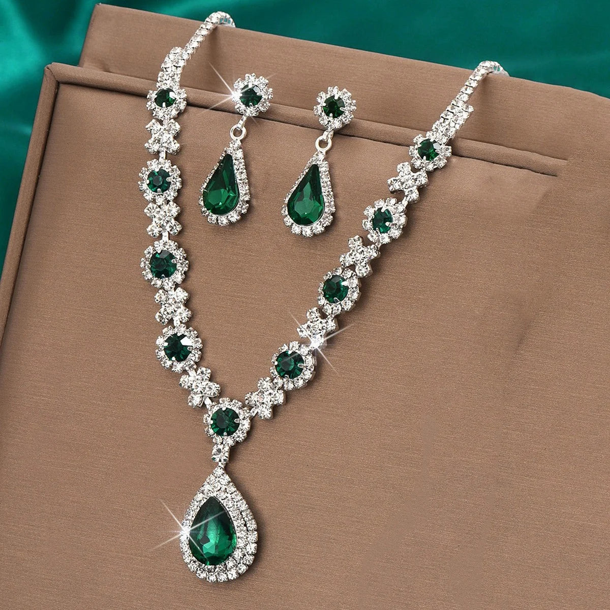 “3-piece claw chain geometric droplet earrings and necklace set, elegant wedding party gift.”