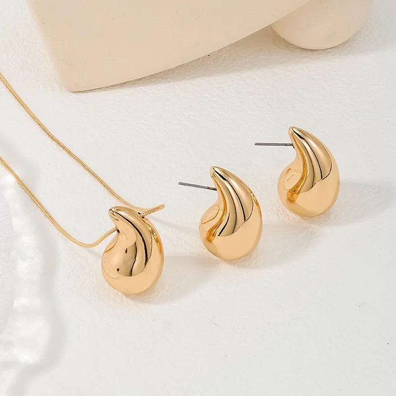 “3Pcs Gold-Plated Teardrop Necklace & Earrings Set - Trendy Jewelry.”