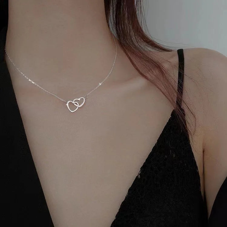 “Vintage Love Heart Pendant Necklace - Gold Metal Chain Choker, Trendy Jewelry for Women.”