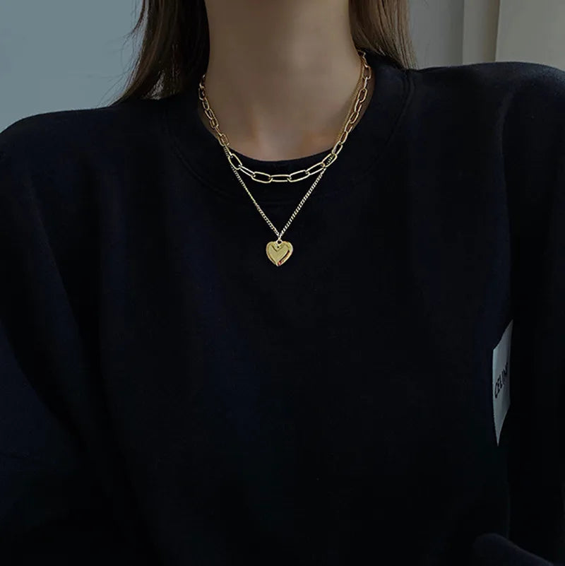 “Vintage Love Heart Pendant Necklace - Gold Metal Chain Choker, Trendy Jewelry for Women.”