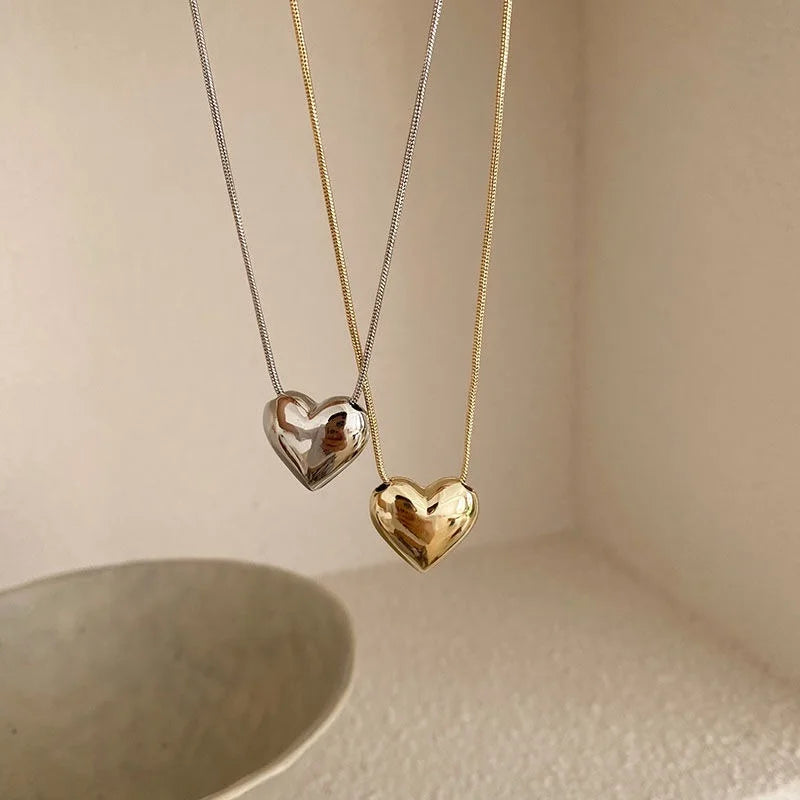 “Vintage Love Heart Pendant Necklace - Gold Metal Chain Choker, Trendy Jewelry for Women.”