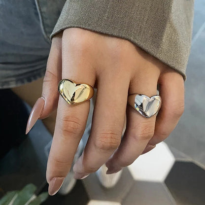 “Smooth stainless steel heart ring, trendy Y2K style, ideal gift.”