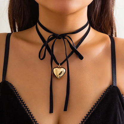 “Vintage Black Velvet Heart Pendant Necklace for Women – Adjustable Punk Choker”