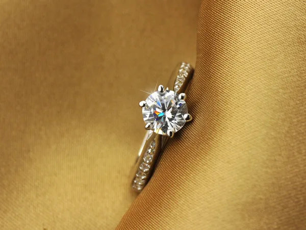 “Luxury 925 sterling silver classic ring for women with a 70ct imitation diamond in a six-claw setting.”