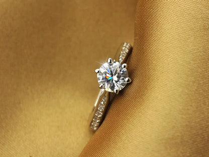 “Luxury 925 sterling silver classic ring for women with a 70ct imitation diamond in a six-claw setting.”
