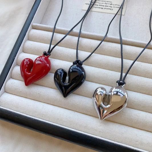 “Heart Pendant Necklace – Adjustable Pull-out Sweater Chain Accessory”