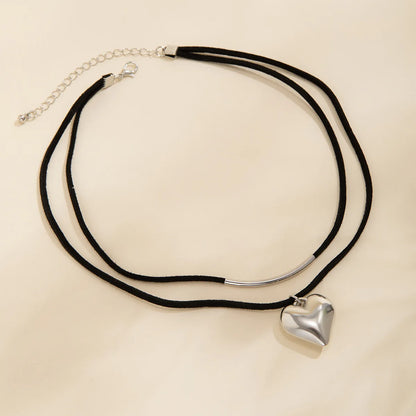 “Vintage Black Velvet Heart Pendant Necklace for Women – Adjustable Punk Choker”