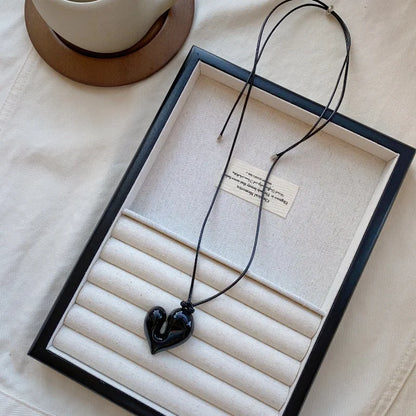 “Heart Pendant Necklace – Adjustable Pull-out Sweater Chain Accessory”