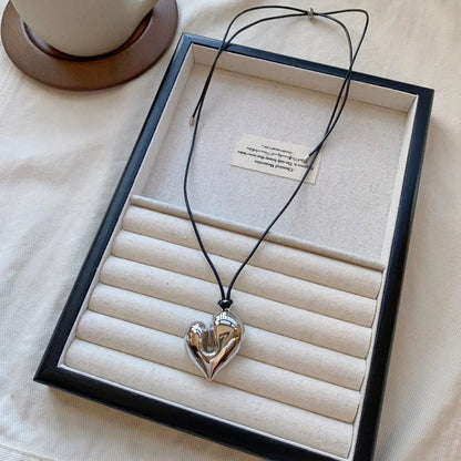 “Heart Pendant Necklace – Adjustable Pull-out Sweater Chain Accessory”