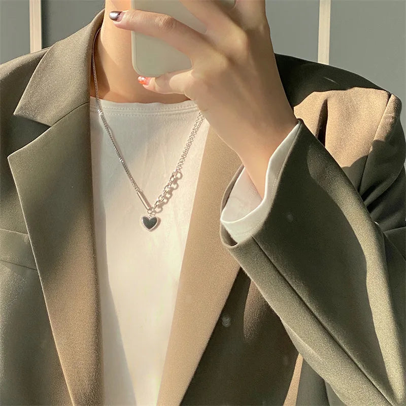 “Vintage Love Heart Pendant Necklace - Gold Metal Chain Choker, Trendy Jewelry for Women.”