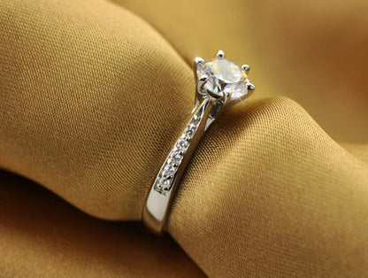 “Luxury 925 sterling silver classic ring for women with a 70ct imitation diamond in a six-claw setting.”