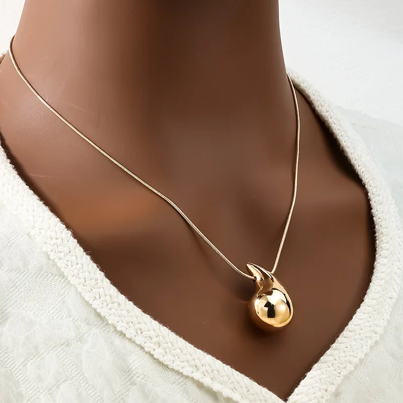 “3Pcs Gold-Plated Teardrop Necklace & Earrings Set - Trendy Jewelry.”