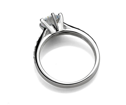 “Luxury 925 sterling silver classic ring for women with a 70ct imitation diamond in a six-claw setting.”