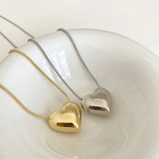“Vintage Love Heart Pendant Necklace - Gold Metal Chain Choker, Trendy Jewelry for Women.”