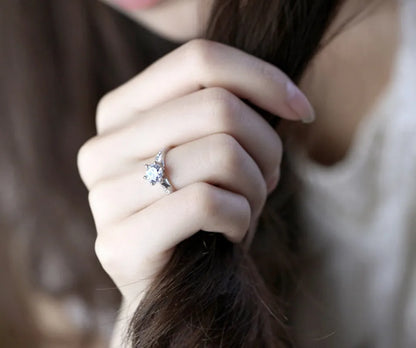 “Luxury 925 sterling silver classic ring for women with a 70ct imitation diamond in a six-claw setting.”