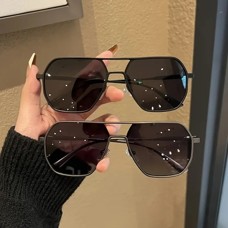 “Square polarized photochromic glasses with metal frame, ideal for driving.”
