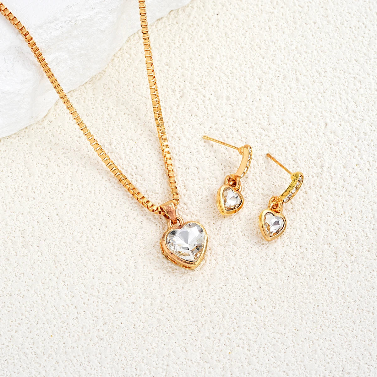 “3-piece heart pendant jewelry set: earrings and necklace with rhinestones, exquisite gift.”