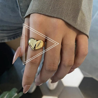 “Smooth stainless steel heart ring, trendy Y2K style, ideal gift.”