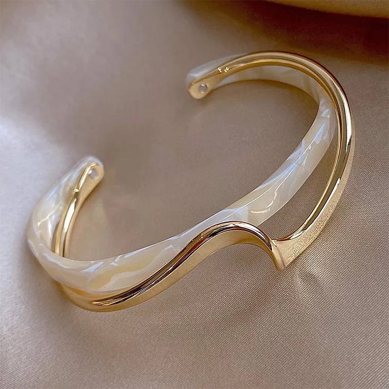 “White shellfish geometric C-shaped metal bracelets for women, stylish and perfect for jewelry gifts.”
