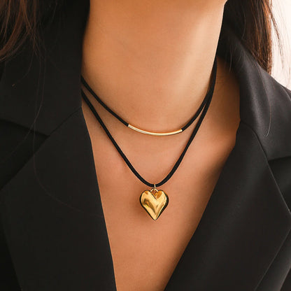 “Vintage Black Velvet Heart Pendant Necklace for Women – Adjustable Punk Choker”