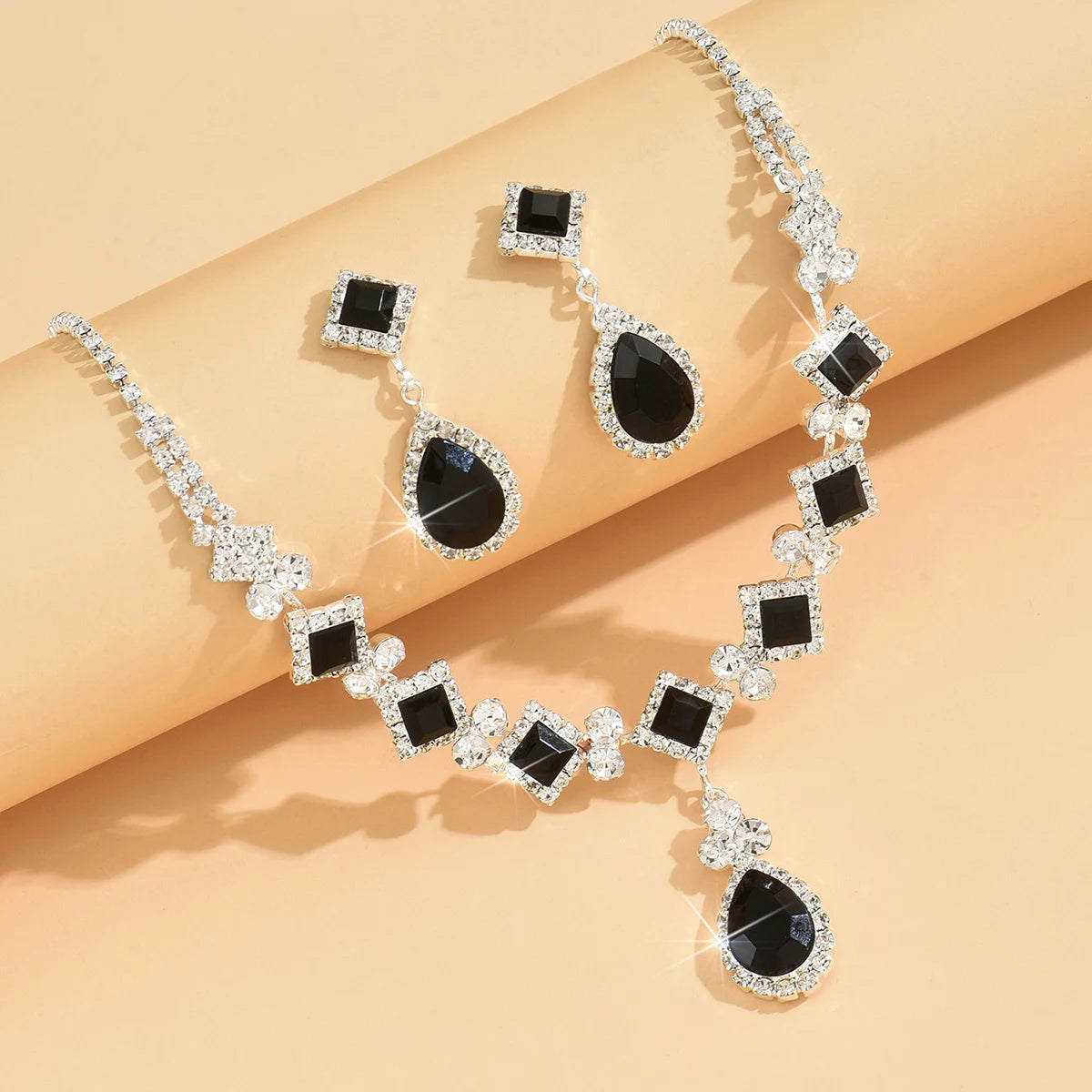 “3-piece claw chain geometric droplet earrings and necklace set, elegant wedding party gift.”