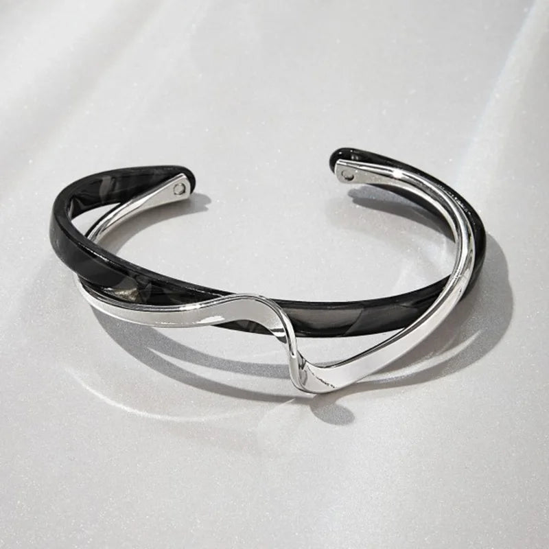 “White shellfish geometric C-shaped metal bracelets for women, stylish and perfect for jewelry gifts.”