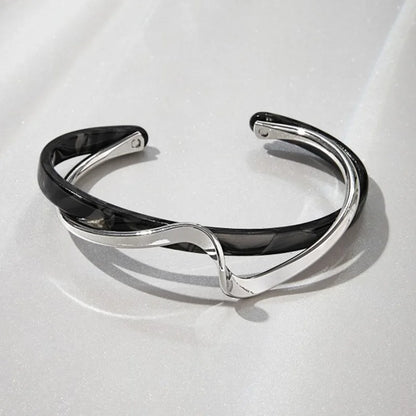 “White shellfish geometric C-shaped metal bracelets for women, stylish and perfect for jewelry gifts.”