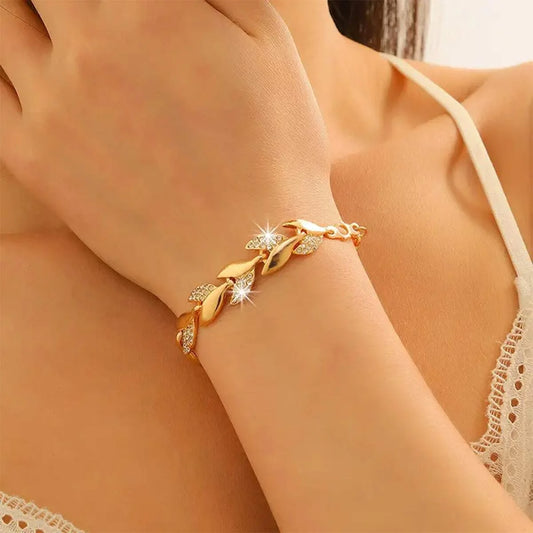 “1PC Gold Leaf Bracelet, Crystal Pendant, Adjustable Chain, Elegant Daily Jewelry.”