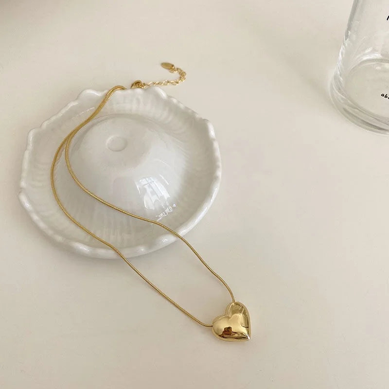 “Vintage Love Heart Pendant Necklace - Gold Metal Chain Choker, Trendy Jewelry for Women.”