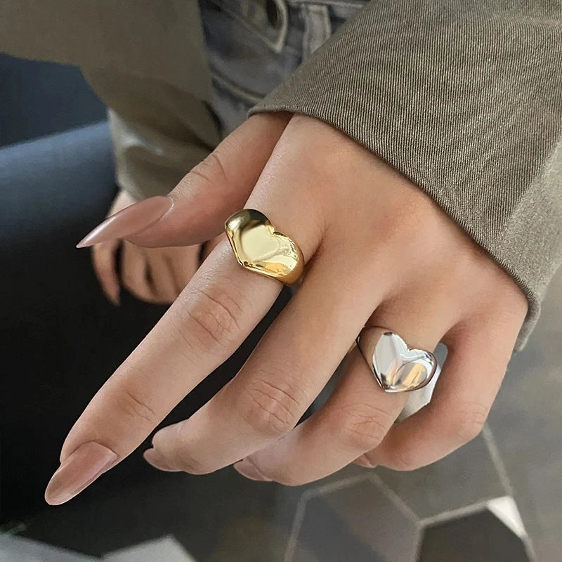“Smooth stainless steel heart ring, trendy Y2K style, ideal gift.”