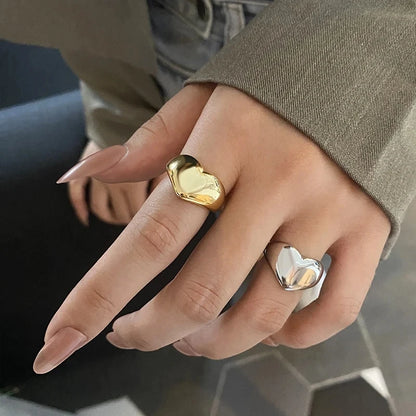 “Smooth stainless steel heart ring, trendy Y2K style, ideal gift.”