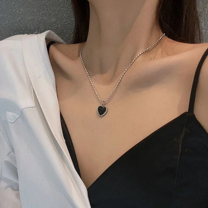 “Vintage Love Heart Pendant Necklace - Gold Metal Chain Choker, Trendy Jewelry for Women.”