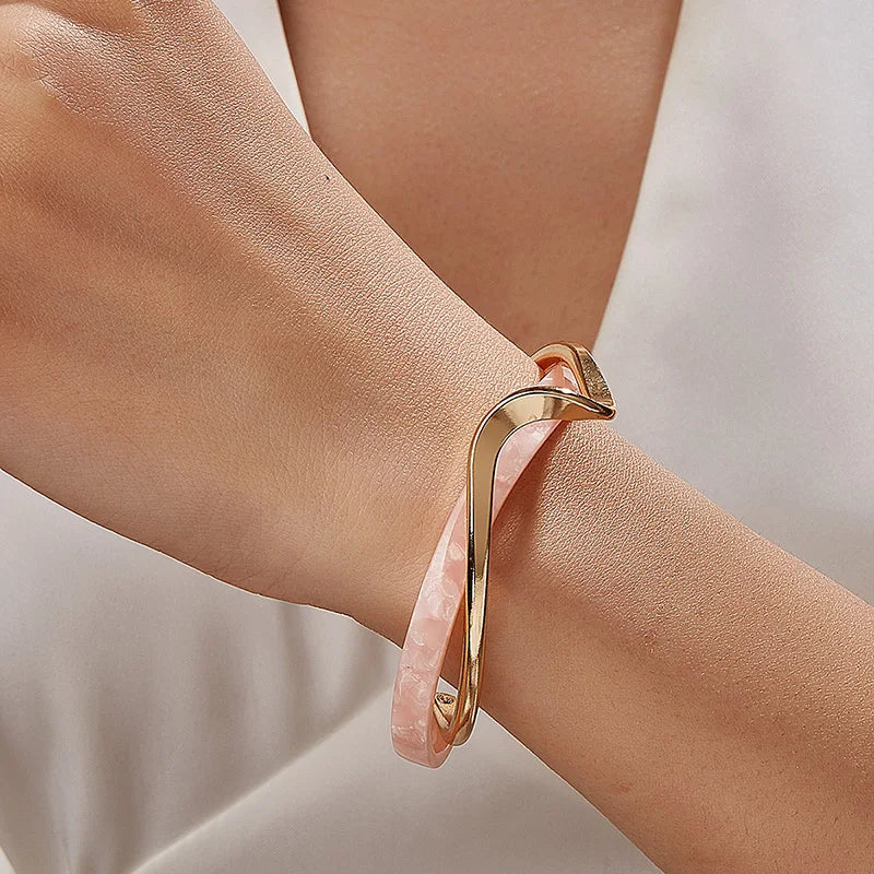 “White shellfish geometric C-shaped metal bracelets for women, stylish and perfect for jewelry gifts.”