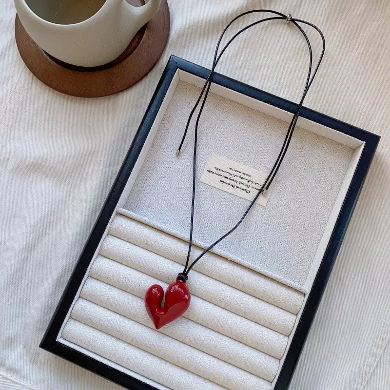 “Heart Pendant Necklace – Adjustable Pull-out Sweater Chain Accessory”