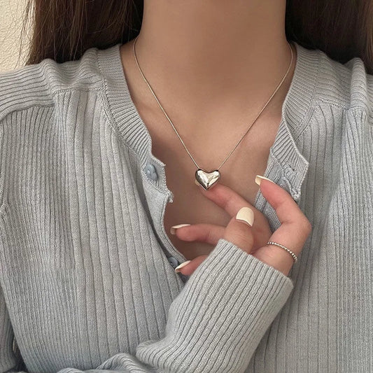 “Vintage Love Heart Pendant Necklace - Gold Metal Chain Choker, Trendy Jewelry for Women.”