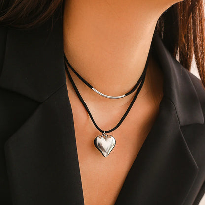 “Vintage Black Velvet Heart Pendant Necklace for Women – Adjustable Punk Choker”