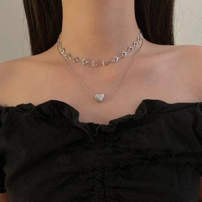 “Vintage Love Heart Pendant Necklace - Gold Metal Chain Choker, Trendy Jewelry for Women.”