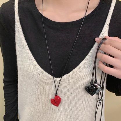 “Heart Pendant Necklace – Adjustable Pull-out Sweater Chain Accessory”