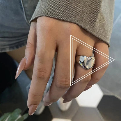 “Smooth stainless steel heart ring, trendy Y2K style, ideal gift.”