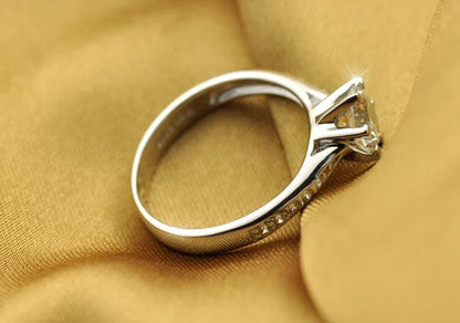“Luxury 925 sterling silver classic ring for women with a 70ct imitation diamond in a six-claw setting.”