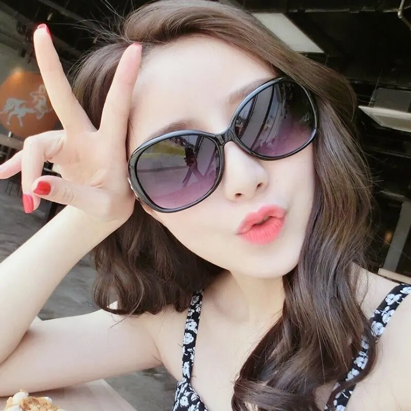 “Fashionable large-frame sunglasses, gradient lenses, trendy women’s street style.”