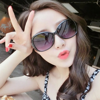 “Fashionable large-frame sunglasses, gradient lenses, trendy women’s street style.”