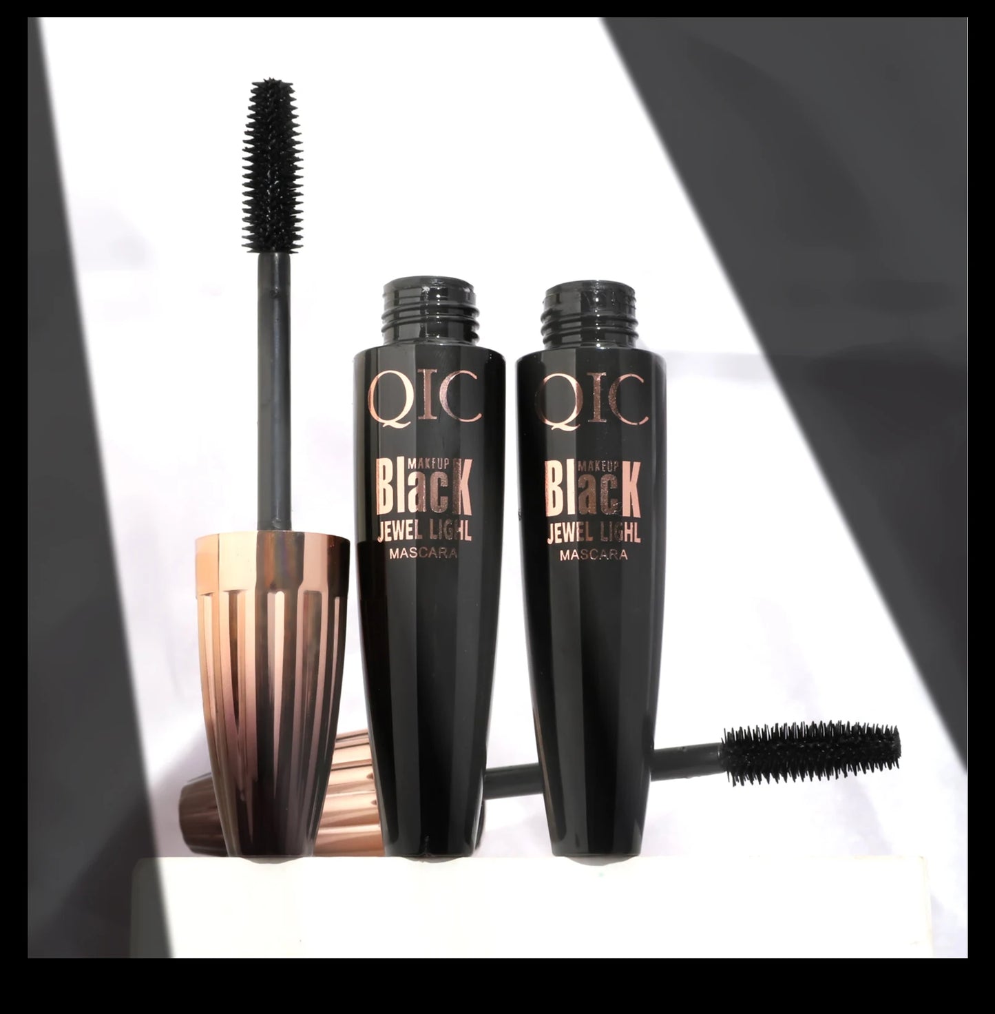 “4D Waterproof Lash Mascara, Long-lasting, Thick Curling, Smudge-proof Eye Makeup Tool.”