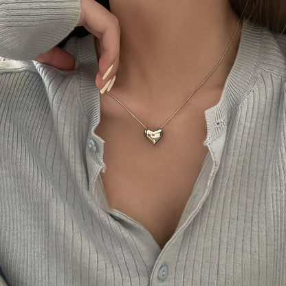 “Vintage Love Heart Pendant Necklace - Gold Metal Chain Choker, Trendy Jewelry for Women.”